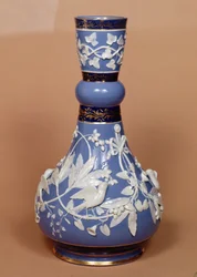 Jarrón con decoración blanca aplicada por Ginori-Lisci, Doccia, 1862